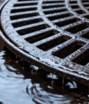 雨后地面井盖及积水画面2268#横屏 