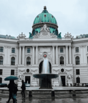 雨天游客在欧式建筑前游览8198#横屏 