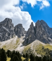 蓝天白云下的山峰与森林景观3402#横屏 