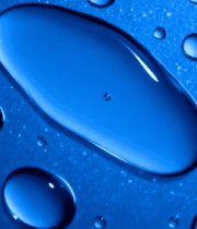 	 蓝色背景上的水滴特写13932#横屏 