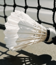 羽毛球挂在羽毛球网网上特写14963#横屏 