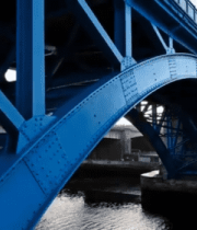 蓝色桥梁下的河水景观3853#横屏 