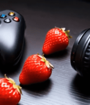 游戏控制器耳机与草莓特写2050#横屏 