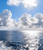 游轮上看海面阳光洒落7840#横屏 