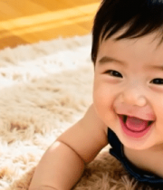 婴儿趴在地毯上开心微笑4451#横屏 