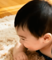 婴儿趴在毛绒地毯上微笑10280#横屏 