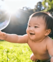 婴儿草地伸手抓泡泡画面12459#横屏 