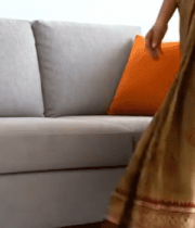 印度女性整理沙发抱枕13719#横屏 