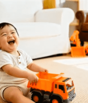 婴儿家中玩橙色玩具卡车3183#横屏 