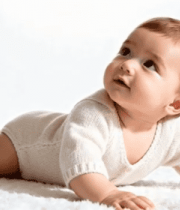 婴儿趴在毛毯上抬头张望7745#横屏 