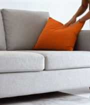 印度女人整理客厅沙发抱枕12634#横屏 