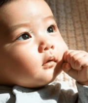 婴儿躺卧吮指特写素材414#横屏 