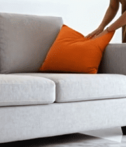 印度女人整理客厅沙发抱枕12634#横屏 