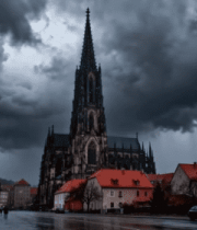 阴天小镇教堂与街道景象8122#横屏 