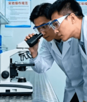 	 科研人员实验室使用显微镜(2)9931#横屏 
