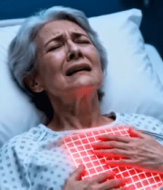 医院病床老人捂着胸口8434#横屏 