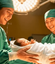 医生手术室中传递新生儿8681#横屏 