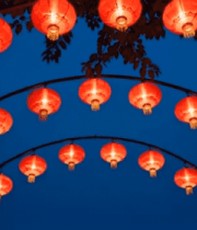 夜晚悬挂的红色灯笼3938#横屏 