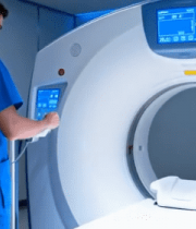 医生操作医院扫描设备9474#横屏 