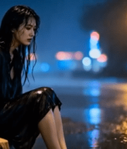 夜晚雨中独坐街边的女人5548#横屏 