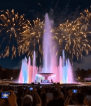夜晚烟花下的音乐喷泉人群3244#横屏 