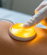 医护人员进行皮肤治疗操作11362#横屏 