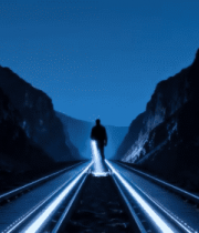 夜晚山间铁轨上的独行身影3879#横屏 