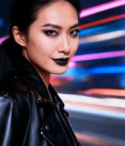 夜晚街头穿皮衣的女性3722#横屏 