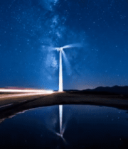 夜晚公路旁的风力发电机与星空6446#横屏 