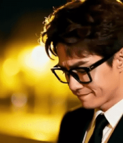 夜晚穿西装戴眼镜的男士9896#横屏 