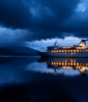 夜幕下湖面上的豪华游轮11613#横屏 