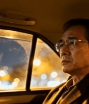 夜晚车内男子静坐4976#横屏 