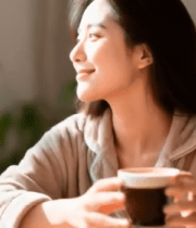 居家女性微笑竖大拇指7177#横屏 