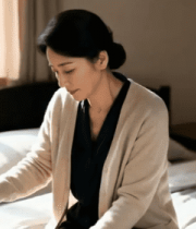 居家女性持拐杖坐于床边3872#横屏 