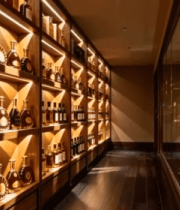 酒窖内摆放整齐的各类酒瓶11390#横屏 