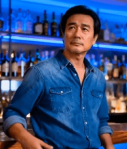 酒吧内男子倚靠吧台场景14727#横屏 