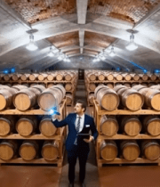 酒窖内男子讲解葡萄酒3395#横屏 