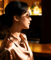 酒吧内戴墨镜的女子特写3122#横屏 