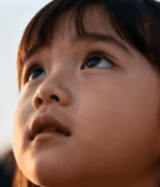 仰头小女孩近景画面5463#横屏 