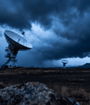 野外卫星天线与乌云景观3677#横屏 