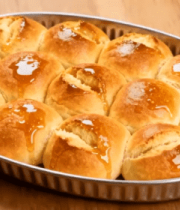 金属托盘中的烘焙面包984#横屏 