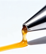 金属笔尖滴出黄色液体特写3165#横屏 