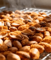 	 金属架上摆放的烤制花生7814#横屏 