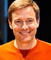 穿橙色毛衣男子微笑特写3062#横屏 