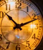 城市夜景中的复古时钟2351#横屏 