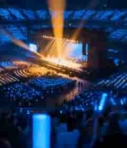 大型场馆内观众手持荧光棒场景3203#横屏 