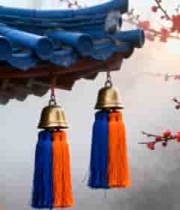 古建筑屋檐下的风铃与红梅3981#横屏 