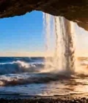 海边洞穴内观海浪与阳光3100#横屏 