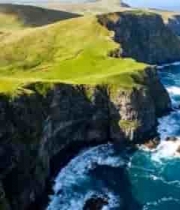 海岸边绿色山丘俯瞰画面379#横屏 