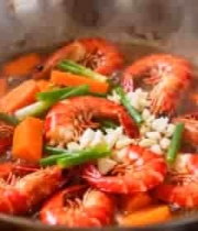 锅中烹饪大虾和蔬菜4597#横屏 